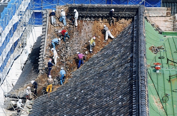歌舞伎座大屋根の瓦の解体