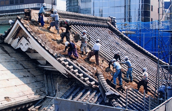 歌舞伎座大屋根の瓦の解体